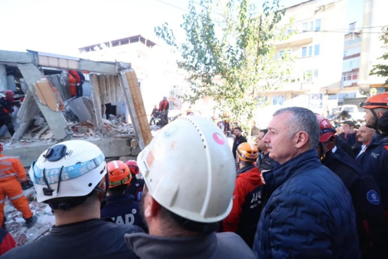 Gebze’de bina çöktü, ekipler seferber!