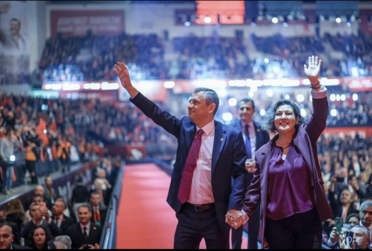Özgür Özel CHP Genel Başkanlığına Yeniden Seçildi!