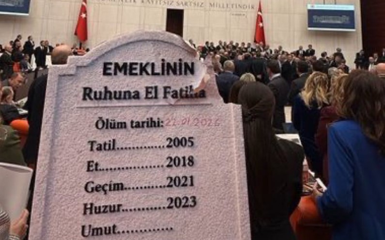 TBMM’de Tabut ve Mezar Taşı Gerginliği!