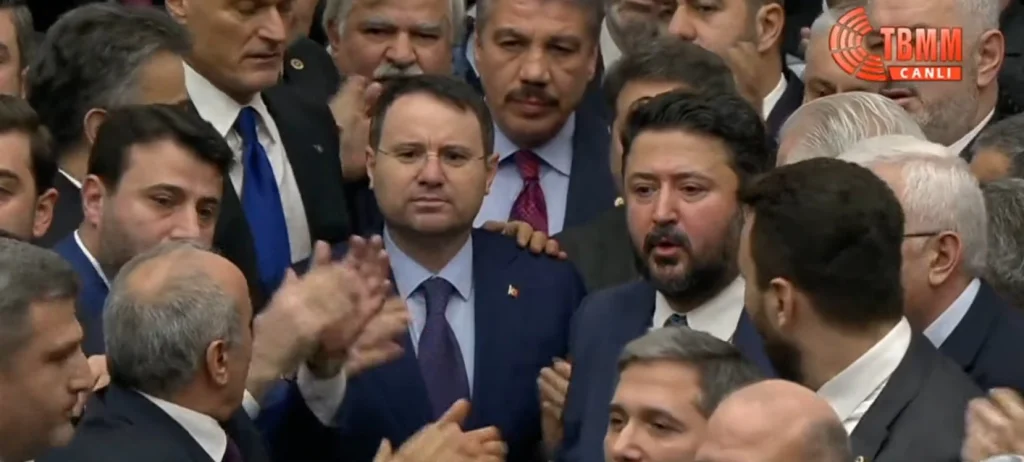 Meclis yemin töreninde gerginlik ve arbede