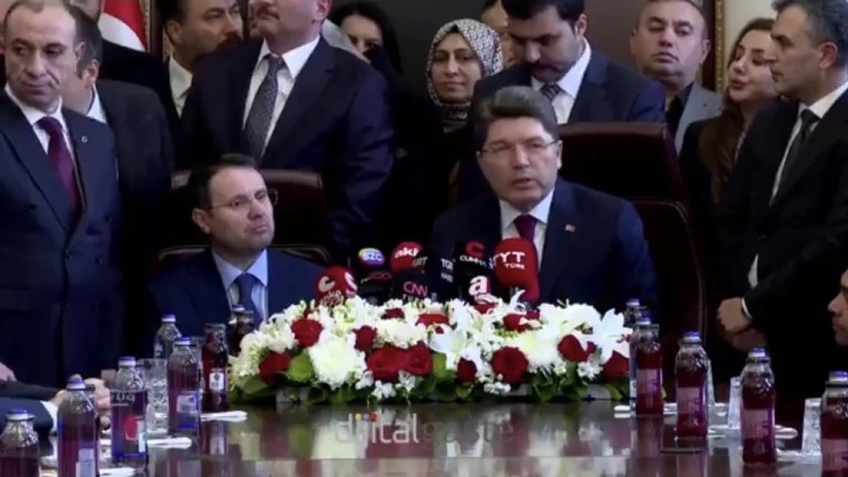 Adalet Bakanlığı devir tesliminde koltuk tartışması