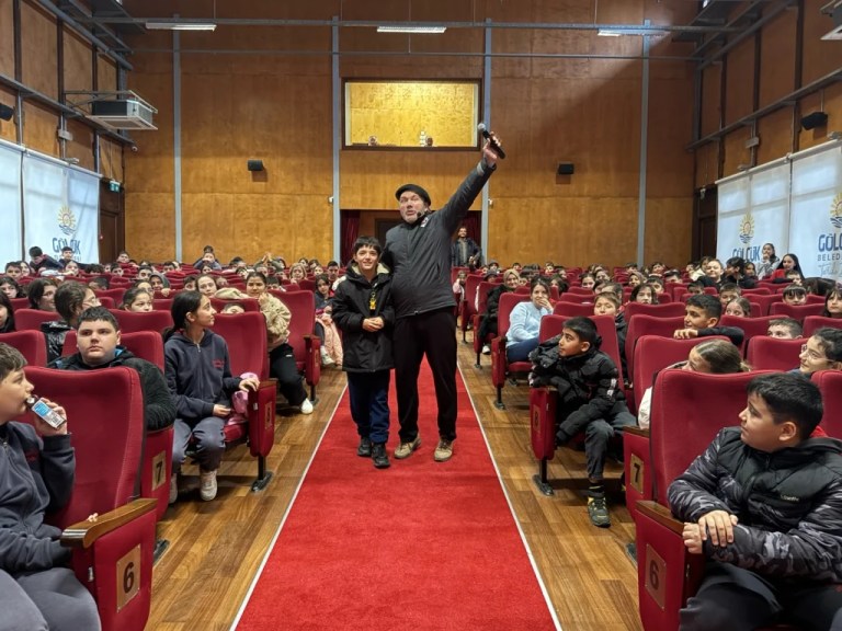 Gölcük’te öğrencilere Kütüphaneler Haftası tiyatrosu