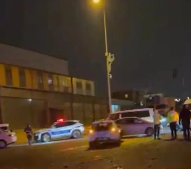 Çayırova’da servis minibüsü ile otomobil çarpıştı: 11 yaralı!