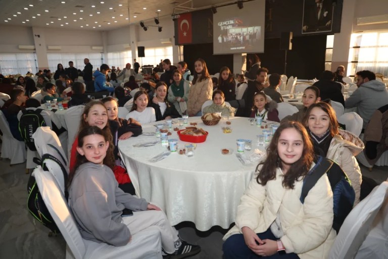 Kandıra’da Gençler Gönül Sofrasında Buluştu