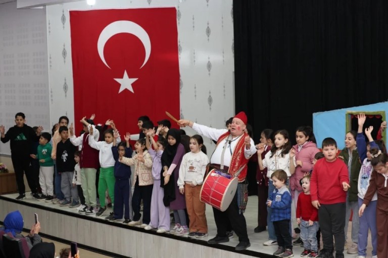 Kartepeli minikler tiyatro ile eğlendi