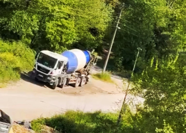 Altınkent Mesire Alanı girişinde beton mikseri denetimsizliği!