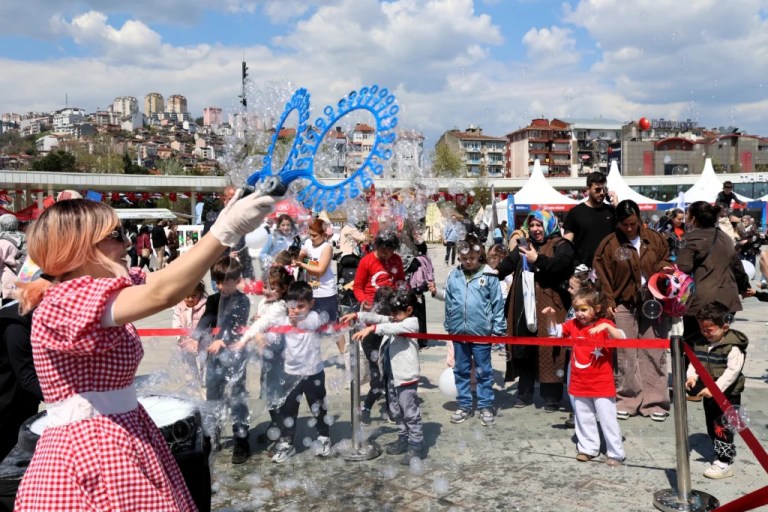 Çocuklar İçin Eğlence Milli İrade Meydanı’nda Sürüyor