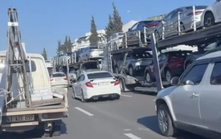 Derince D-100’de tır kuyrukları trafiği felç etti!