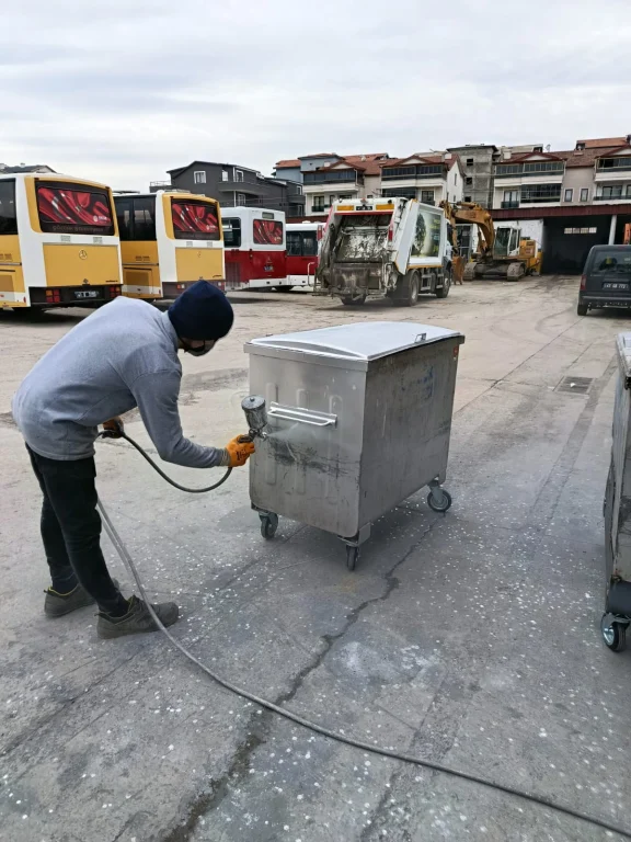 Gölcük Belediyesi çöp konteynerlerini yeniliyor