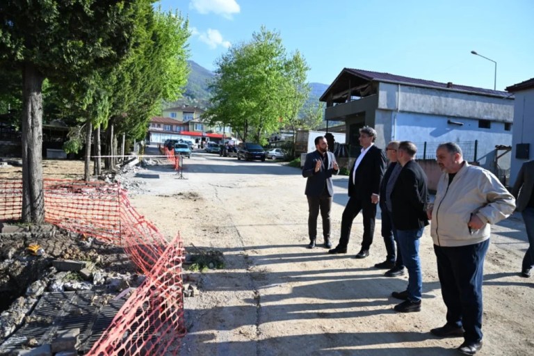 Kartepe’de mahalle meydanları yükseliyor