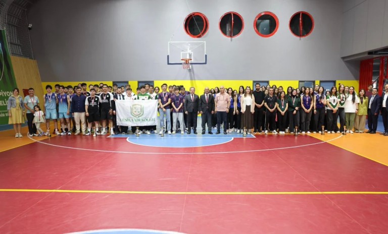 Körfez’de liseliler kupalarını aldı